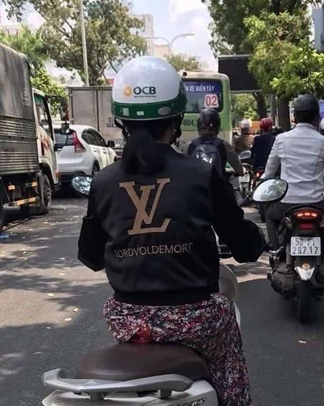 10 Tulisan Lucu di Baju Pengendara Motor, Terakhir Ngakak Abis