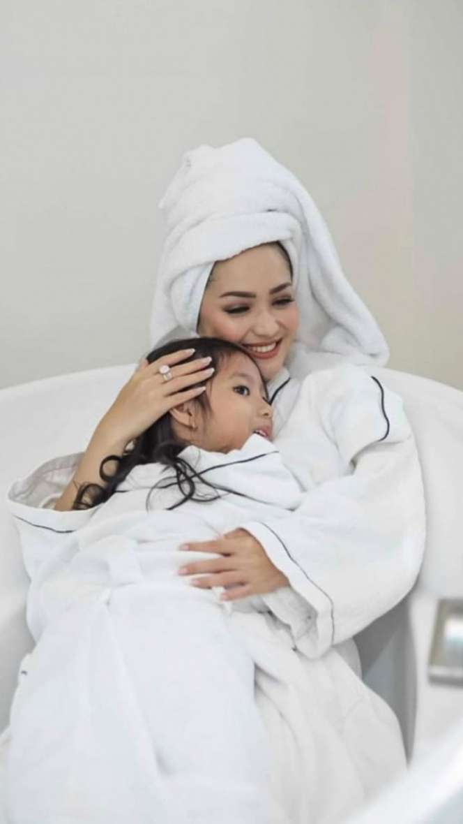 Jauh dari Vulgar! Pose Manja 5 Seleb Cantik dalam Bathtub