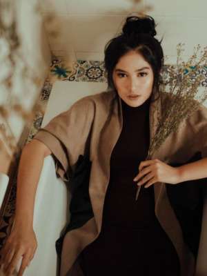 Jauh dari Vulgar! Pose Manja 5 Seleb Cantik dalam Bathtub