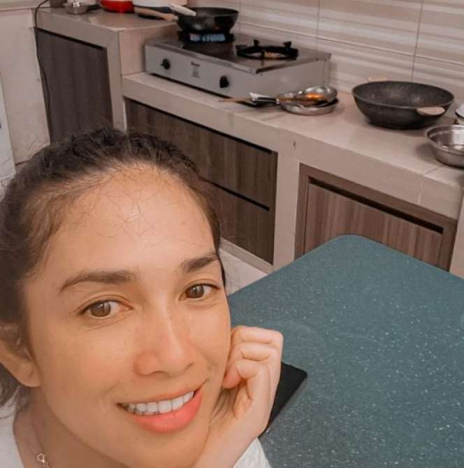 Foto Polos 8 Istri Presenter, Istri Wendy Cagur Paling Disorot