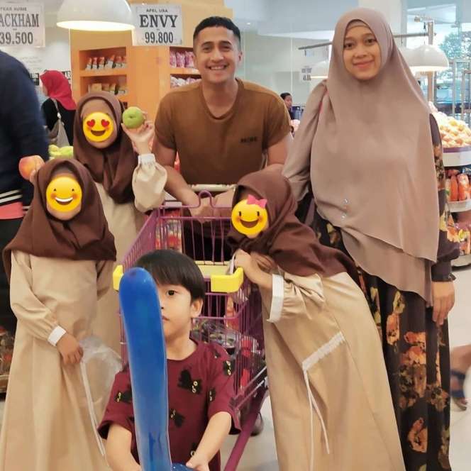 Foto Polos 8 Istri Presenter, Istri Wendy Cagur Paling Disorot