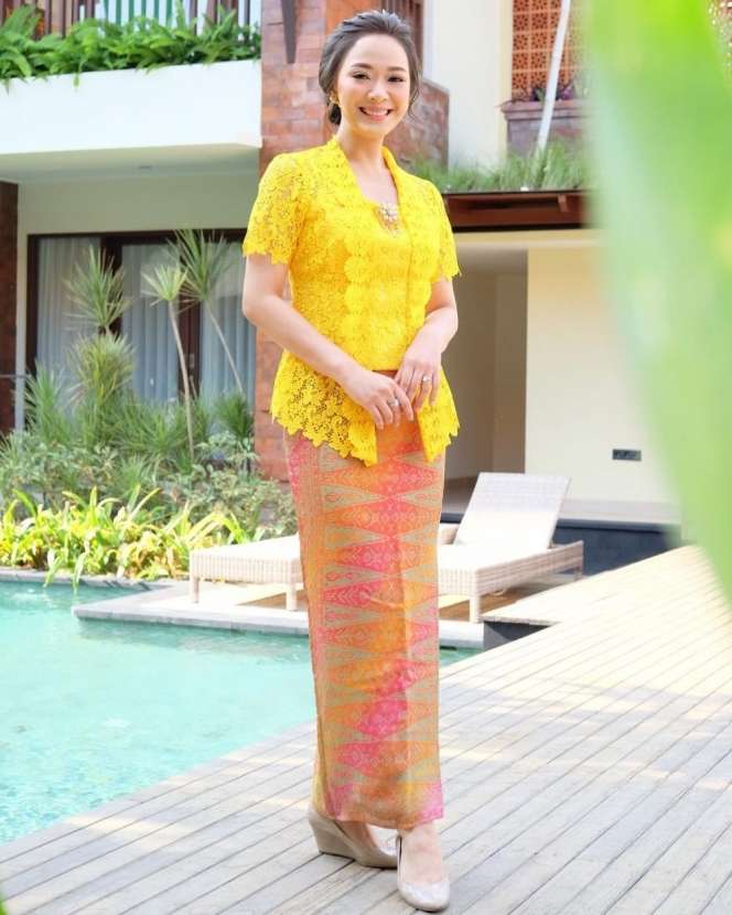 8 Seleb Berdarah Tionghoa Kenakan Kebaya, Anggun Banget!