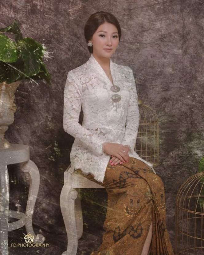 8 Seleb Berdarah Tionghoa Kenakan Kebaya, Anggun Banget!