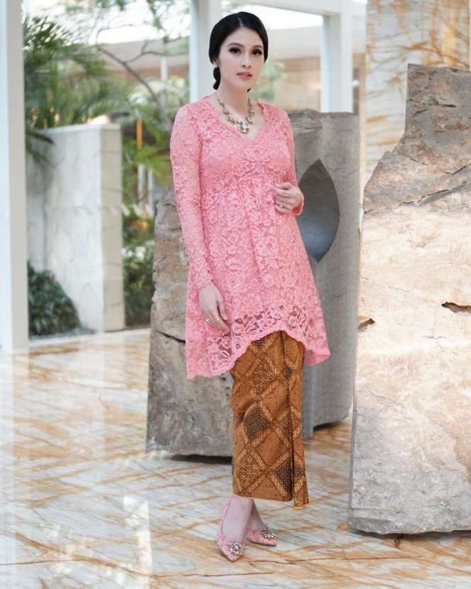 8 Seleb Berdarah Tionghoa Kenakan Kebaya, Anggun Banget!