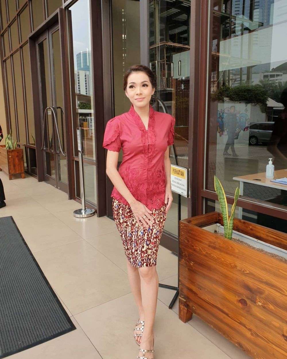 8 Seleb Berdarah Tionghoa Kenakan Kebaya, Anggun Banget!