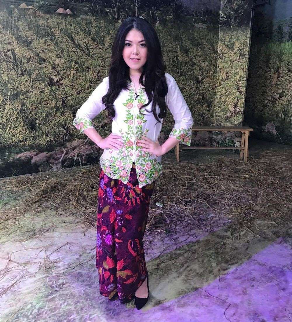 8 Seleb Berdarah Tionghoa Kenakan Kebaya, Anggun Banget!