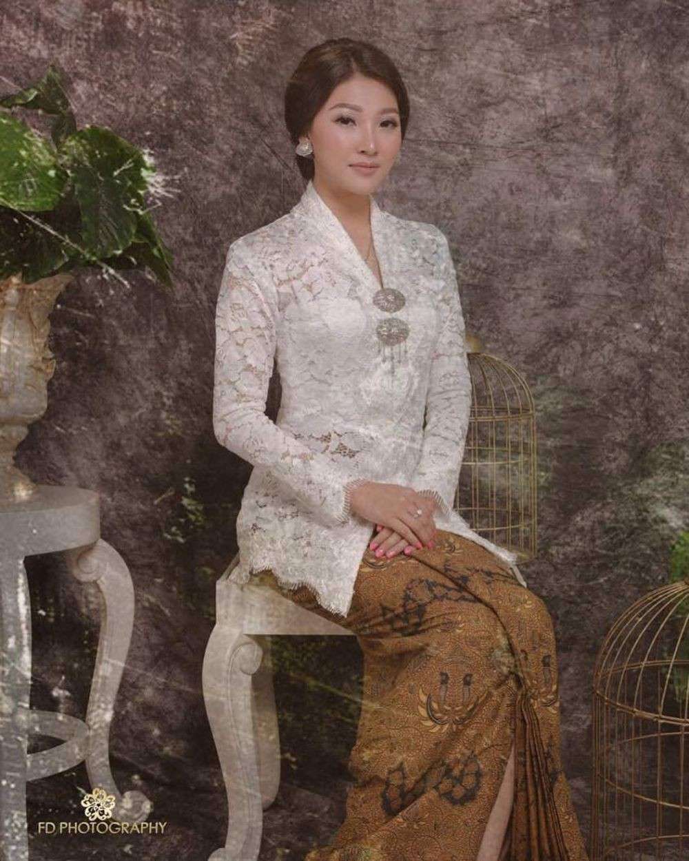 8 Seleb Berdarah Tionghoa Kenakan Kebaya, Anggun Banget!