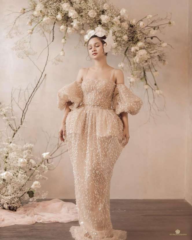 Pesona 8 Penyanyi Tanah Air Saat Pemotretan Tema Glamor