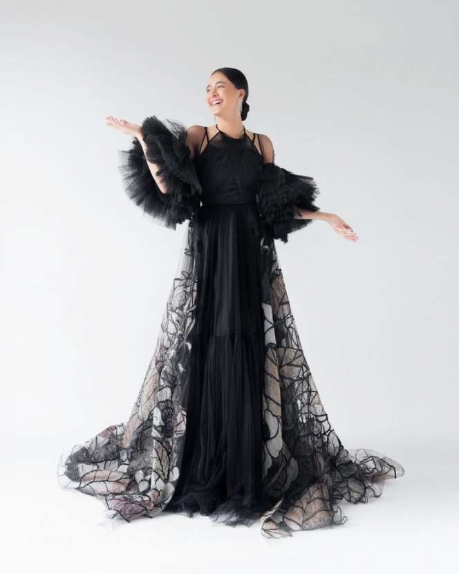 Pesona 8 Penyanyi Tanah Air Saat Pemotretan Tema Glamor