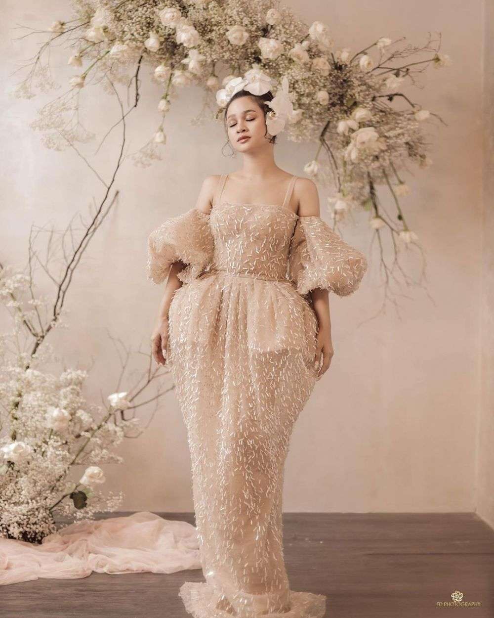 Pesona 8 Penyanyi Tanah Air Saat Pemotretan Tema Glamor