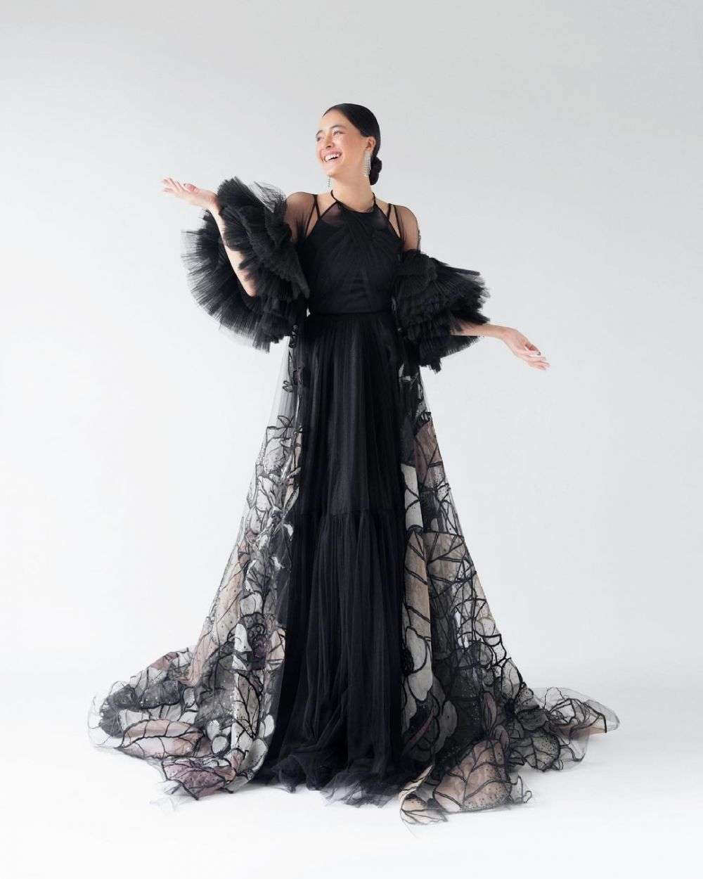 Pesona 8 Penyanyi Tanah Air Saat Pemotretan Tema Glamor