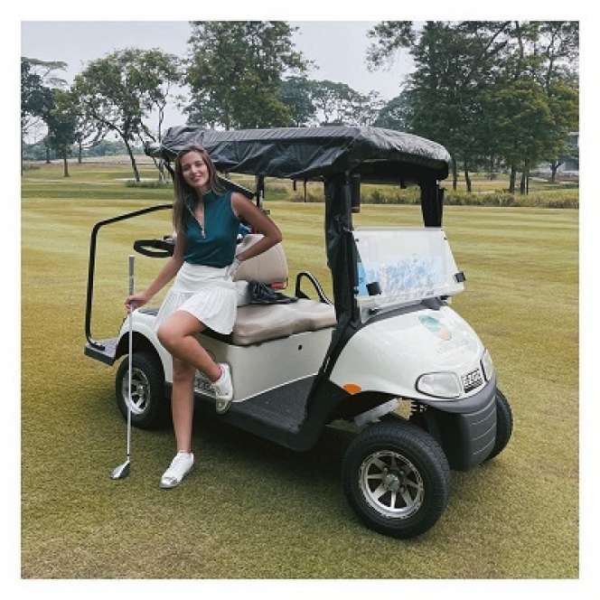 Potret Nia Ramadhani Tampil Seksi Saat Main Golf