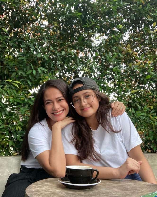 Bak Kakak Adik! Potret Artis Bersama Putri Cantiknya