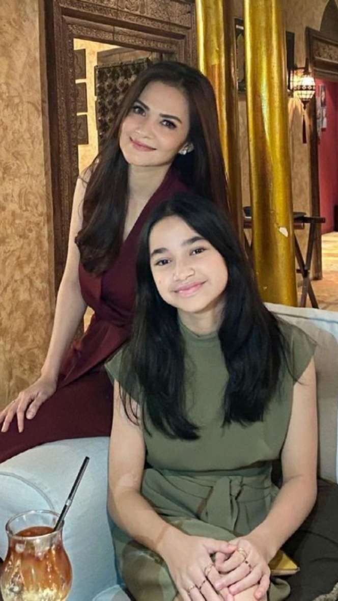 Bak Kakak Adik! Potret Artis Bersama Putri Cantiknya