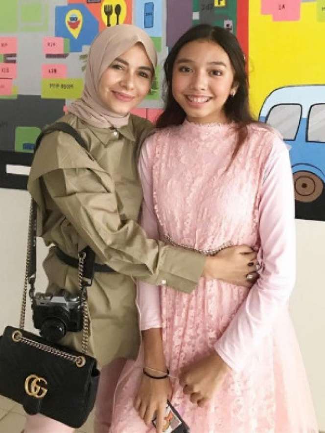 Bak Kakak Adik! Potret Artis Bersama Putri Cantiknya