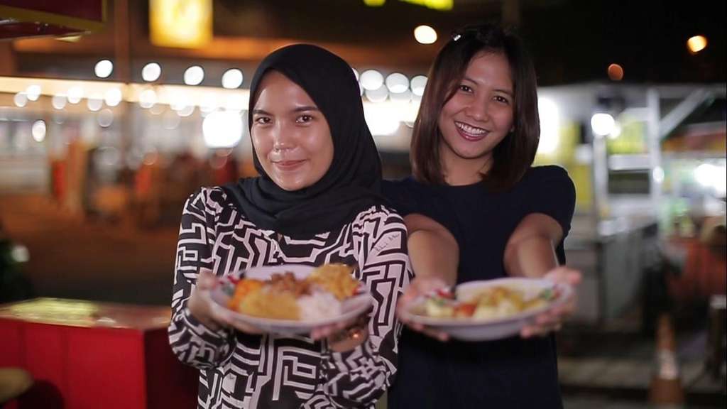8 Foto Pramugari Cantik Alih Profesi Jualan Lontong Sayur