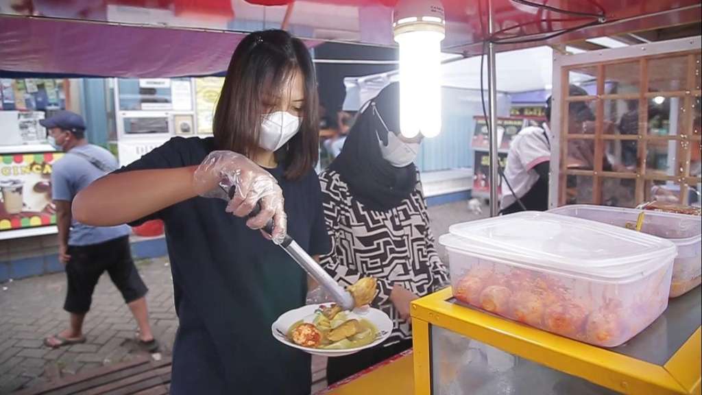 8 Foto Pramugari Cantik Alih Profesi Jualan Lontong Sayur