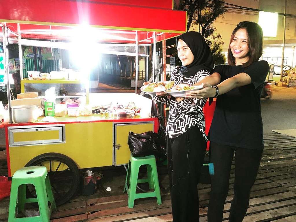 8 Foto Pramugari Cantik Alih Profesi Jualan Lontong Sayur