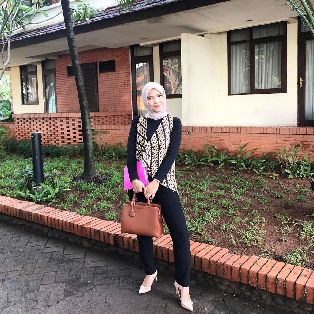 8 Foto Pramugari Cantik Alih Profesi Jualan Lontong Sayur