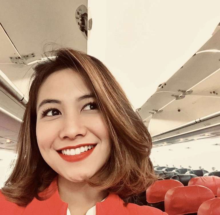 8 Foto Pramugari Cantik Alih Profesi Jualan Lontong Sayur