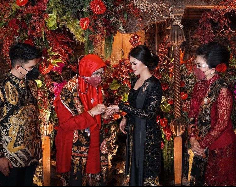 Potret Momen Lamaran Ifan Govinda dan Clarine Dieta