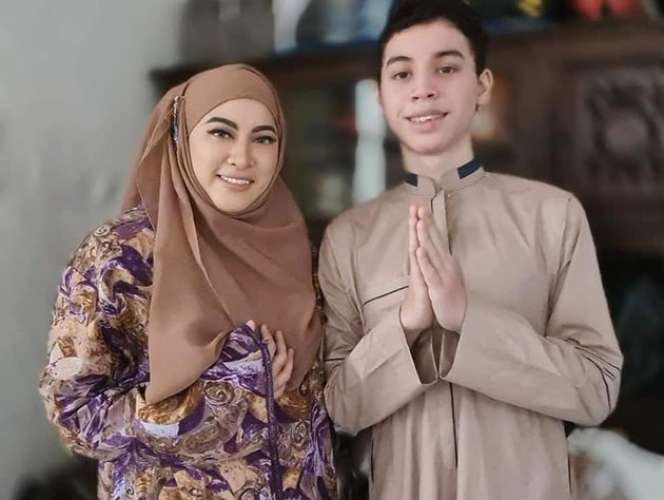 10 Potret Putra Tampan Jane Shalimar yang Jarang Tersorot