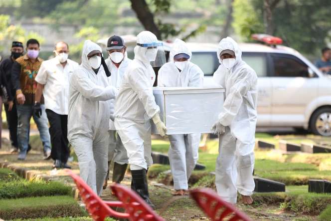 FOTO: Tangis Pilu Sang Anak di Pusara Jane Shalimar