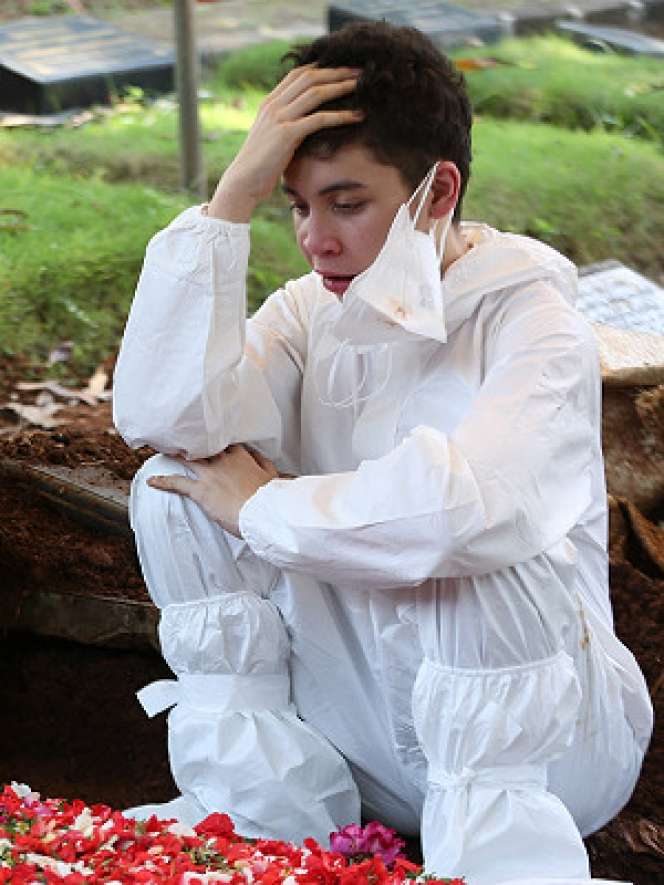 FOTO: Tangis Pilu Sang Anak di Pusara Jane Shalimar