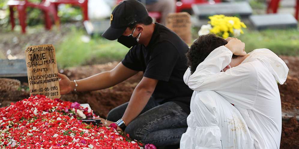 FOTO: Tangis Pilu Sang Anak di Pusara Jane Shalimar