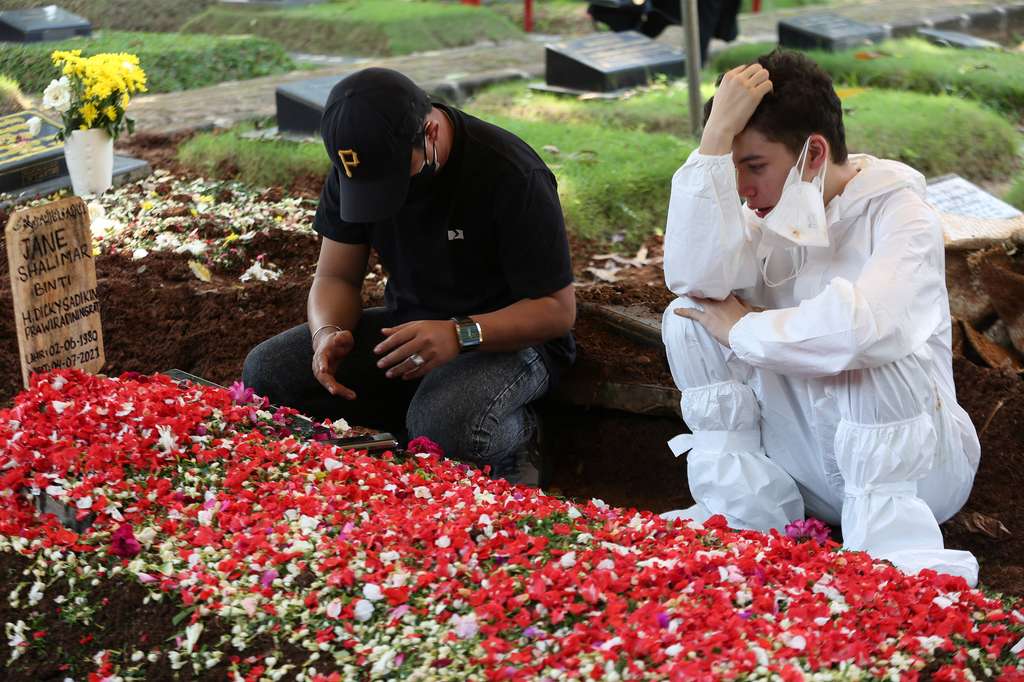 FOTO: Tangis Pilu Sang Anak di Pusara Jane Shalimar