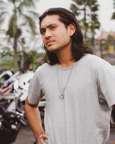 12 Potret Tampan Giorgino Abraham dengan Gaya Rambut Gondrong