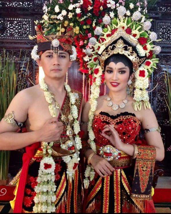 8 Foto Masa Muda Suami Pedangdut, Laki Iis Dahlia Disorot