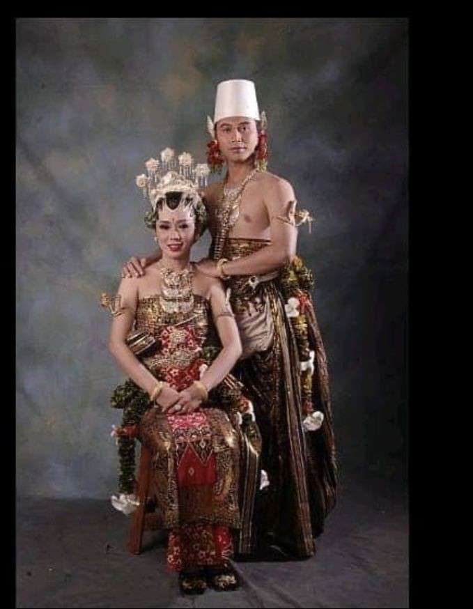 8 Foto Masa Muda Suami Pedangdut, Laki Iis Dahlia Disorot