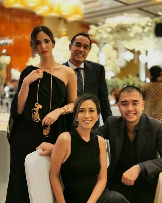 7 Potret Nia Ramadhani Bareng Keluarga, Bak Gadis Usia 20-an