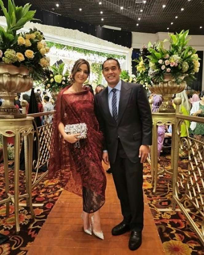7 Potret Nia Ramadhani Bareng Keluarga, Bak Gadis Usia 20-an