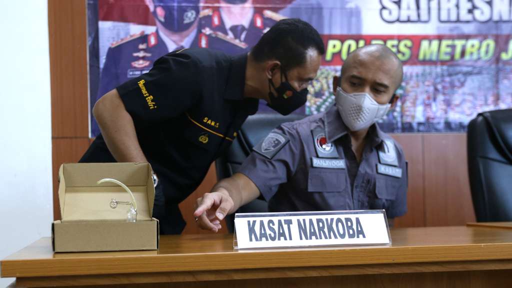 Bukan Bong Sabu Biasa, Barang Bukti Nia Ramadhani-Ardi Bakrie