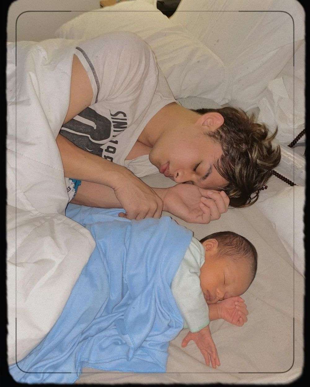 10 Foto Seleb Kelonin Anak Tidur, Rey Mbayang Idaman Abis!
