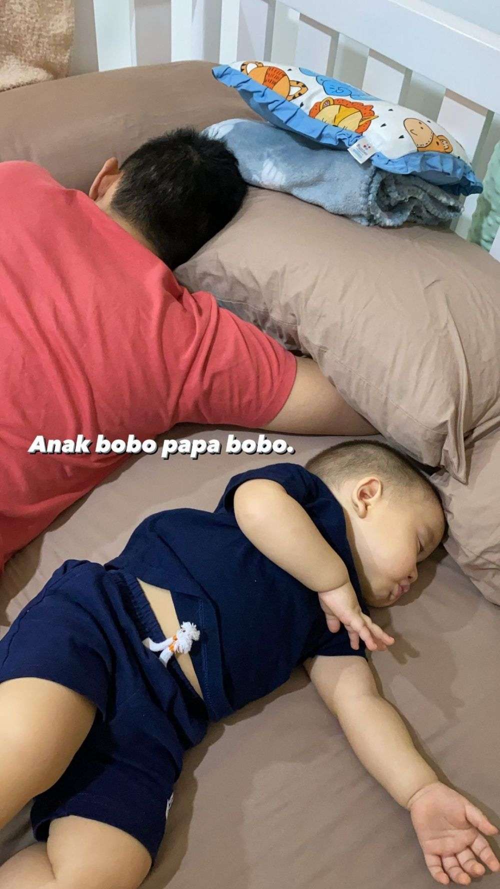 10 Foto Seleb Kelonin Anak Tidur, Rey Mbayang Idaman Abis!