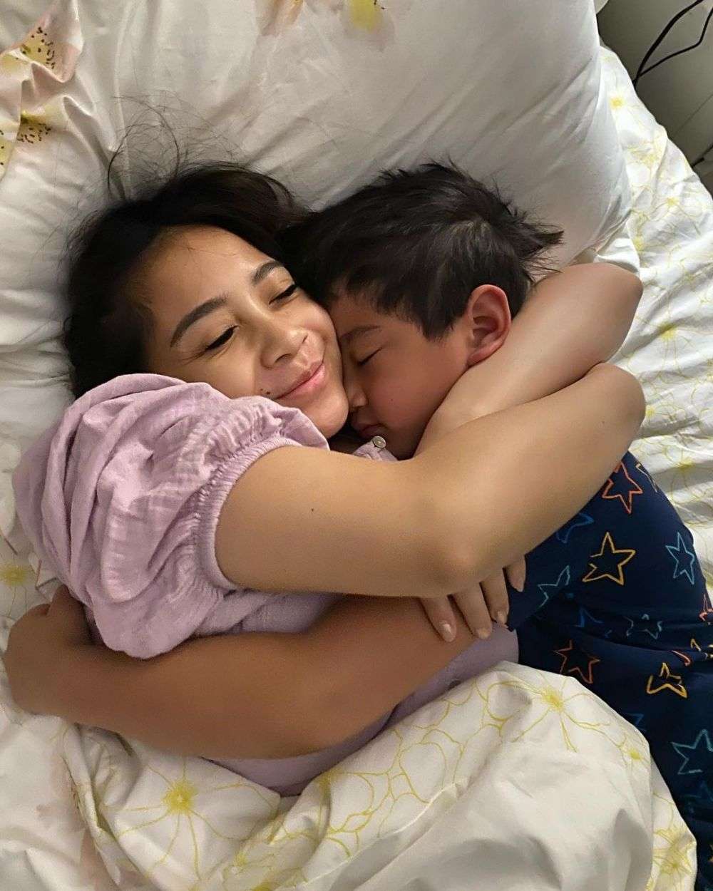 10 Foto Seleb Kelonin Anak Tidur, Rey Mbayang Idaman Abis!
