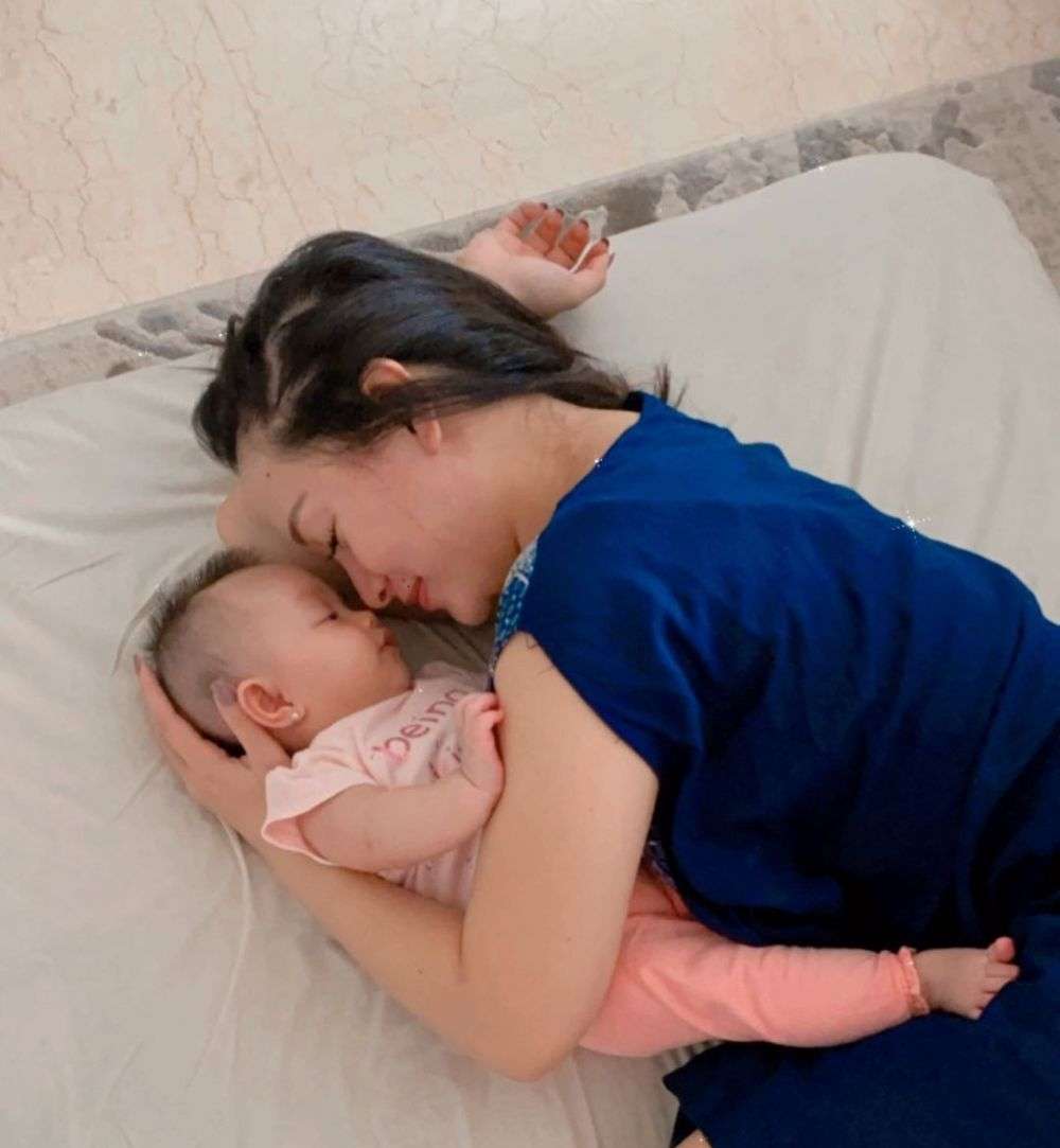 10 Foto Seleb Kelonin Anak Tidur, Rey Mbayang Idaman Abis!