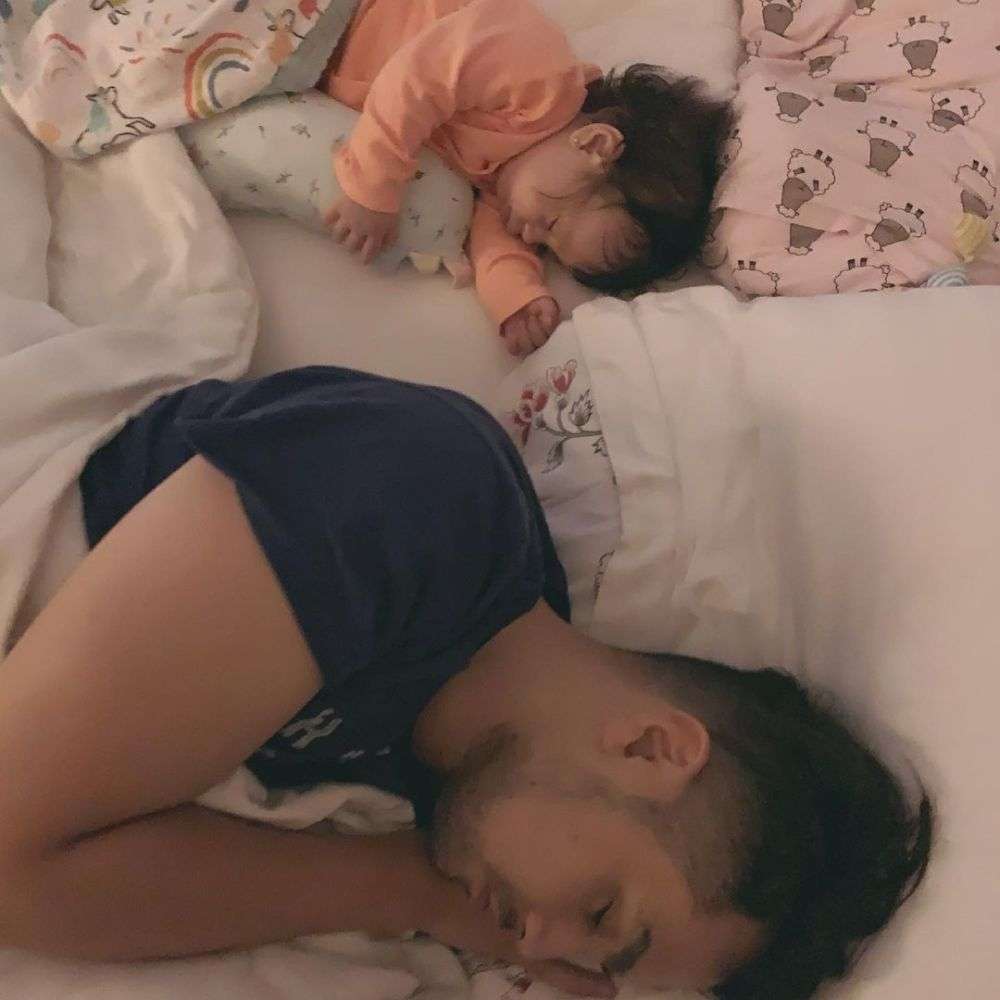 10 Foto Seleb Kelonin Anak Tidur, Rey Mbayang Idaman Abis!