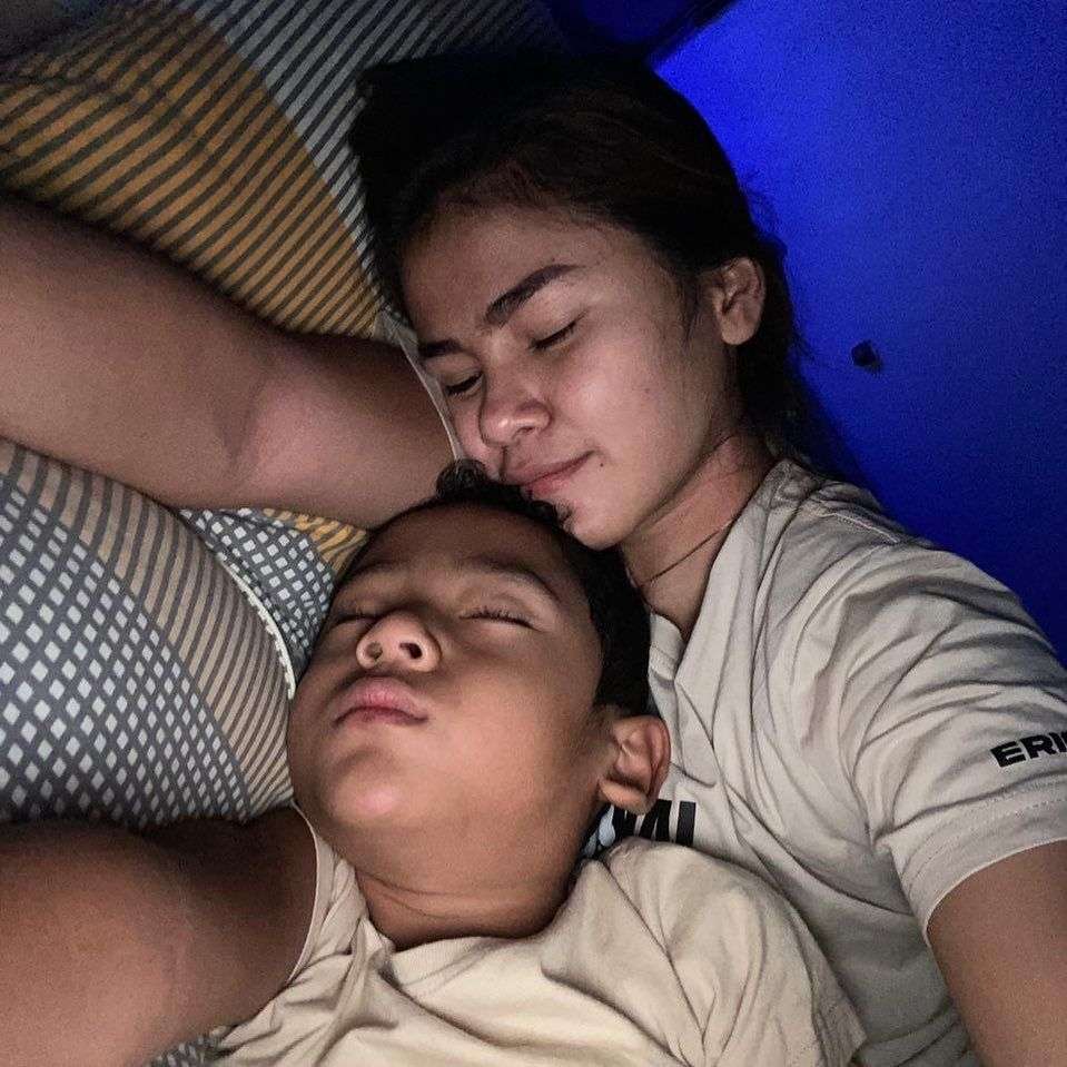 10 Foto Seleb Kelonin Anak Tidur, Rey Mbayang Idaman Abis!