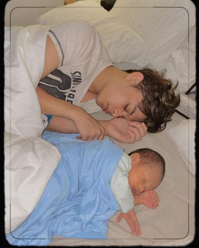 10 Foto Seleb Kelonin Anak Tidur, Rey Mbayang Idaman Abis!