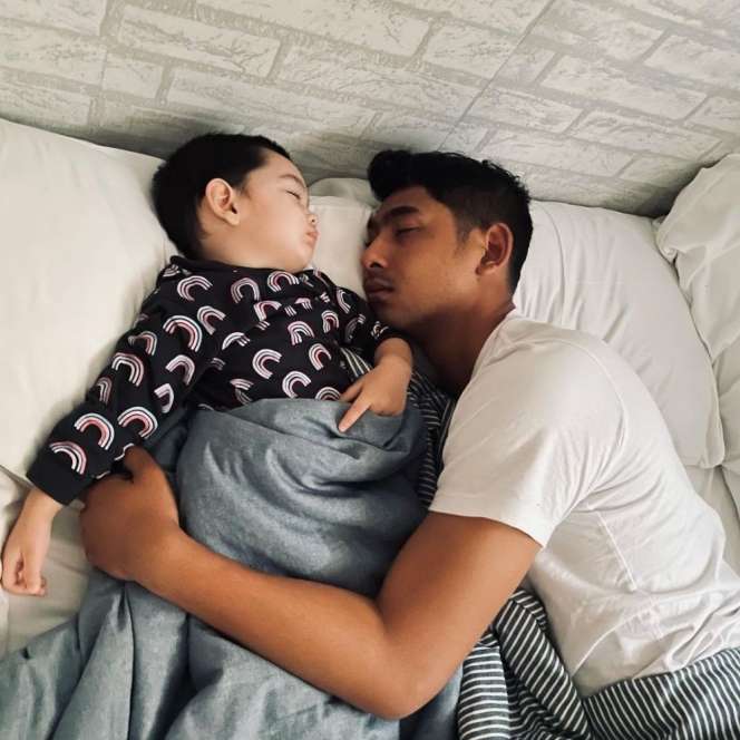 10 Foto Seleb Kelonin Anak Tidur, Rey Mbayang Idaman Abis!