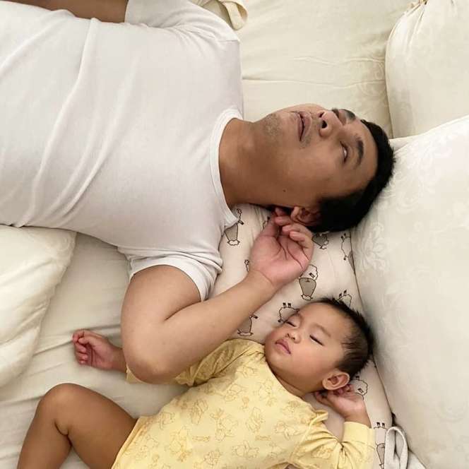10 Foto Seleb Kelonin Anak Tidur, Rey Mbayang Idaman Abis!