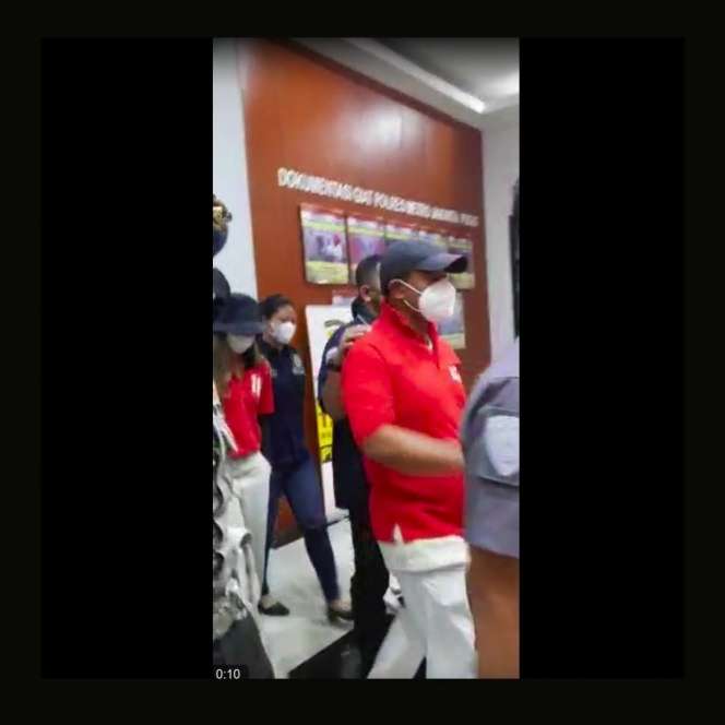 8 Foto Nia Ramadhani & Suami Pakai Baju Tahanan, Gaya Disorot!