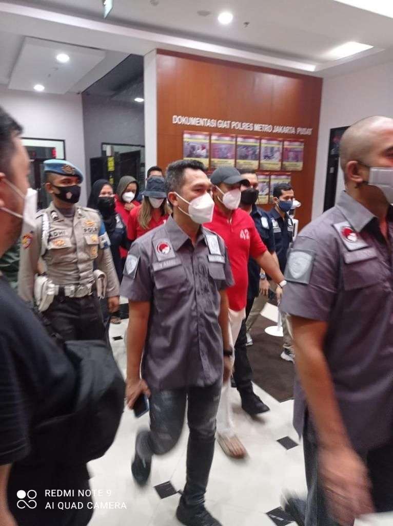8 Foto Nia Ramadhani & Suami Pakai Baju Tahanan, Gaya Disorot!