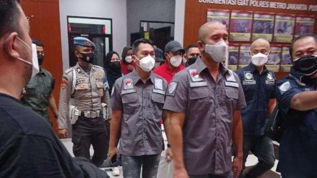 8 Foto Nia Ramadhani & Suami Pakai Baju Tahanan, Gaya Disorot!