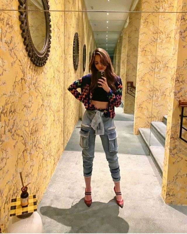 10 Foto Berani dan Nyeleneh Nia Ramadhani yang Jadi Omongan