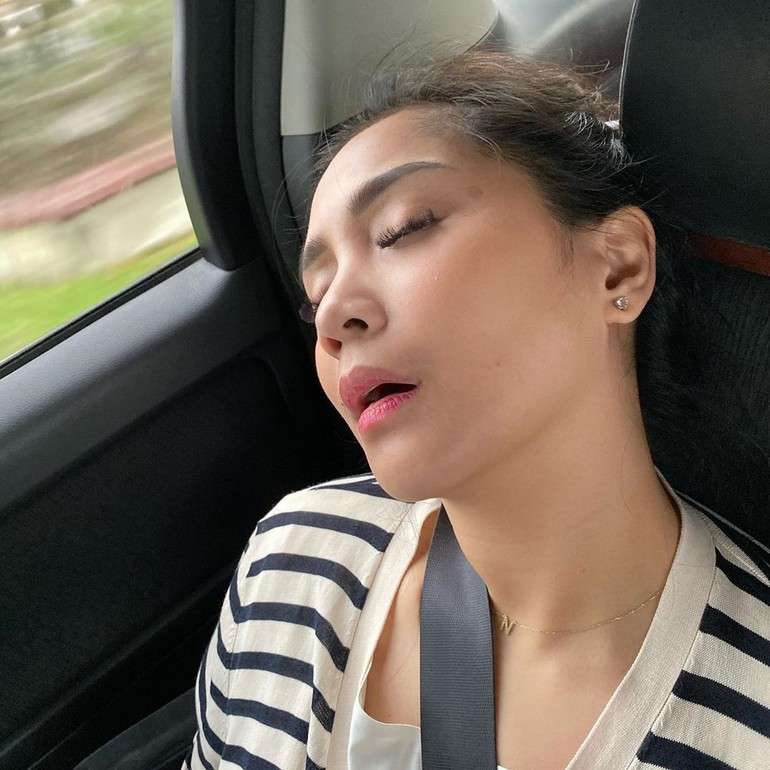 12 Artis Cantik Tertangkap Kamera Tidur Mangap, Duh Kok Gitu..